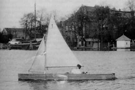 Proefvaren op de Zaan met een wedstrijd zeilkano.